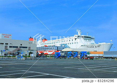 【大分県】晴天下の別府港（大阪ゆきフェリーターミナル） 83264296