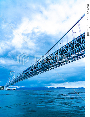 徳島県鳴門市側から見た大鳴門橋と鳴門海峡 徳島県鳴門市側から見た大鳴門橋と鳴門海峡 83264648