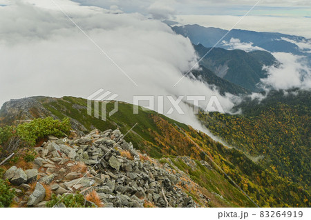 西穂高岳稜線に雲が流れる　西穂稜線から見る北アルプスの山々 83264919