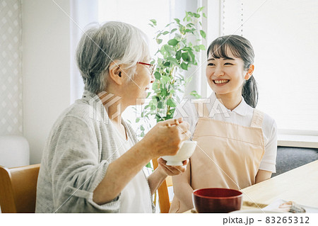 食事介助する女性スタッフ 83265312