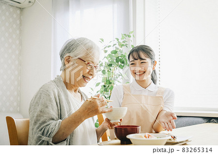 食事介助する女性スタッフ 83265314