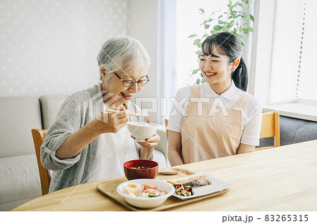 食事介助する女性スタッフ 83265315