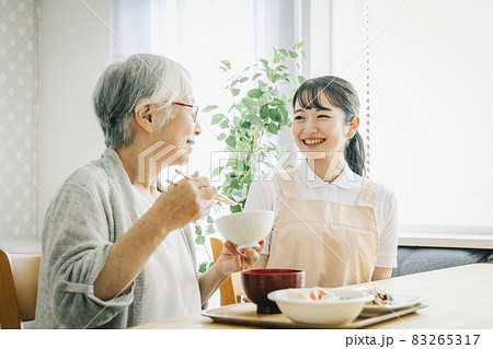 食事介助する女性スタッフ 83265317