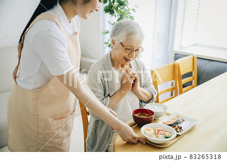 食事を提供する女性スタッフ（配膳） 83265318