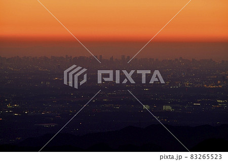 奥武蔵の山・関八州見晴台から朝焼けの東京遠望 83265523