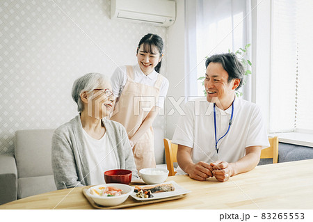 食事する高齢者と男女のスタッフ 食事する高齢者と男女のスタッフ 83265553