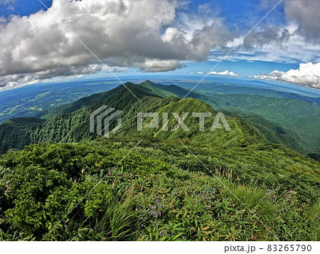太平山頂からの宝蔵岳方面の尾根と男鹿半島 83265790