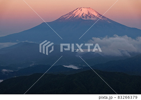 初夏の西丹沢・檜洞丸稜線から見る夜明けの富士山 初夏の西丹沢・檜洞丸稜線から見る夜明けの富士山 83266379
