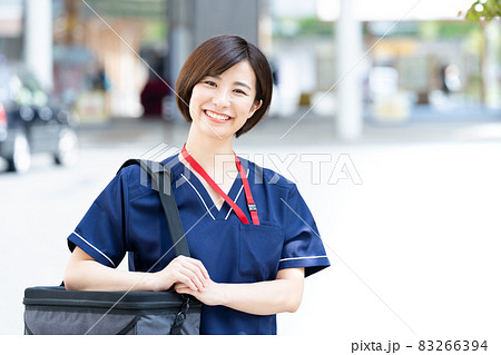 訪問診療をする女性 訪問診療をする女性 83266394