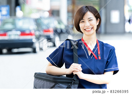 訪問診療をする女性 83266395