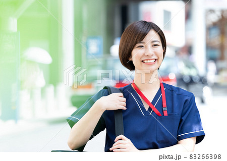 訪問診療をする女性 83266398