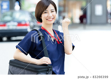 訪問診療をする女性 訪問診療をする女性 83266399