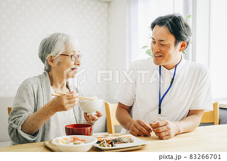 食事介助する男性スタッフ 83266701