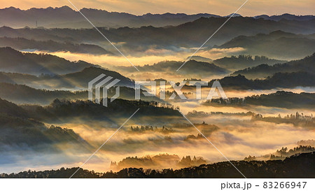 朝靄たなびく九十九谷の朝 朝靄たなびく九十九谷の朝 83266947