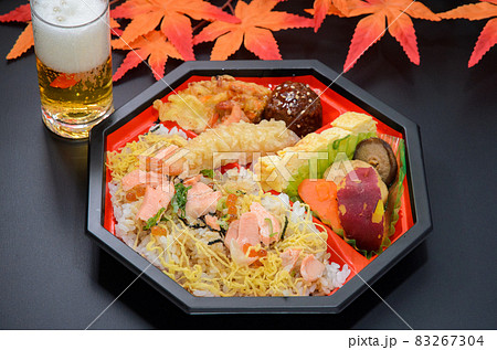 秋の行楽弁当とビール 83267304