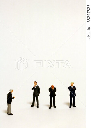 何かを言おうとする人と考え込む人 speaking man & considering men 83267323