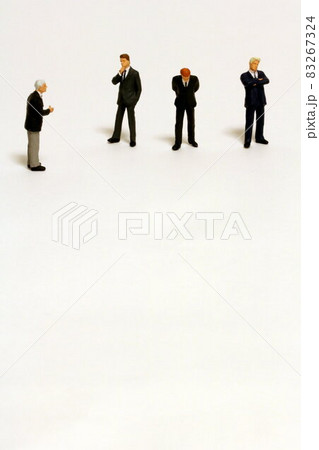 何かを言おうとする人と考え込む人 speaking man & considering men 何かを言おうとする人と考え込む人 speaking man & considering men 83267324