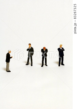 何かを言おうとする人と考え込む人 speaking man & considering men 何かを言おうとする人と考え込む人 speaking man & considering men 83267325