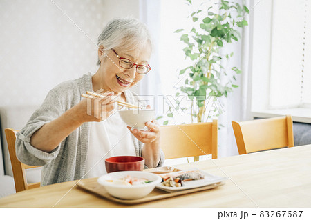 食事をする高齢者女性 食事をする高齢者女性 83267687