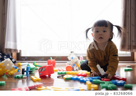 お部屋で遊ぶ幼児 83268066
