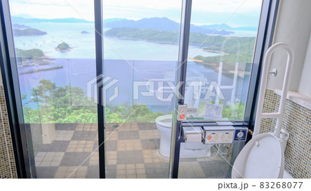 ガラス張りの空中トイレ 83268077