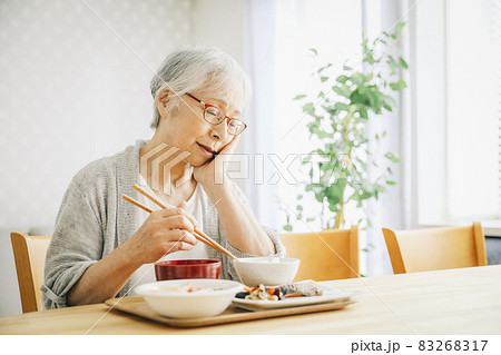 食事をする高齢者女性(痛い) 食事をする高齢者女性(痛い) 83268317