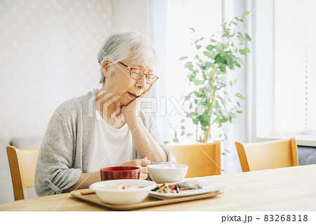 食事をする高齢者女性(痛い) 食事をする高齢者女性(痛い) 83268318