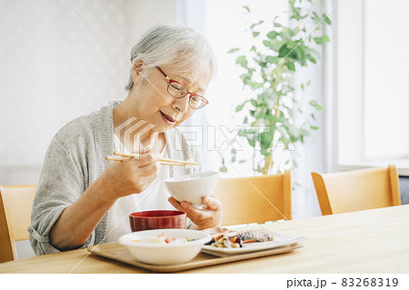 食事をする高齢者女性（食欲低下） 83268319