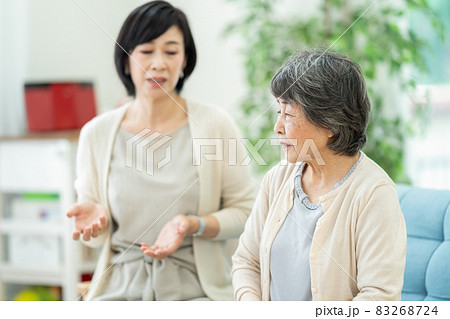 不仲な嫁と姑　　嫁姑　母子　シニア女性　ミドル女性　2人 83268724
