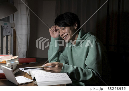 追い込まれる受験生 83268956
