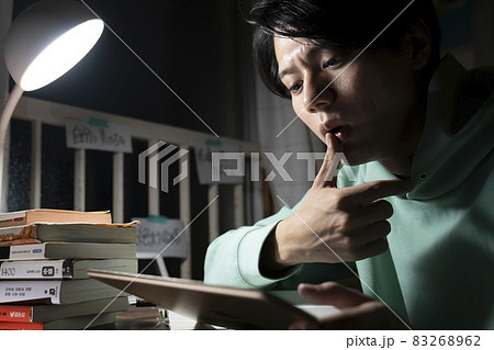 徹夜で勉強をする男性 徹夜で勉強をする男性 83268962