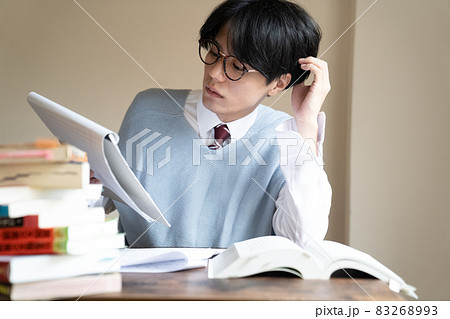 勉強をする男子学生 83268993