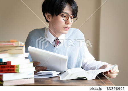 勉強をする男子学生 83268995