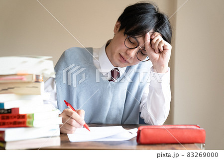 勉強をする男子学生 83269000