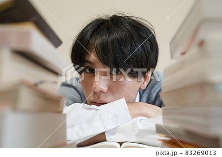 勉強をする男子学生 83269013