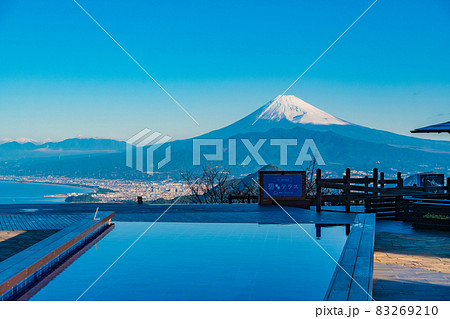 （静岡県）伊豆パノラマパーク　碧テラスの向こうに、雪化粧した富士山 83269210