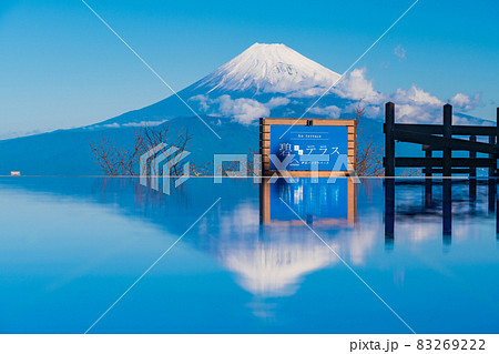 （静岡県）伊豆パノラマパーク　碧テラスの向こうに、雪化粧した富士山 83269222