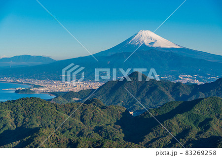 （静岡県）伊豆の国・葛城山から望む、雪化粧した富士山 83269258