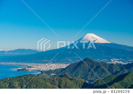 （静岡県）伊豆の国・葛城山から望む、雪化粧した富士山 83269259
