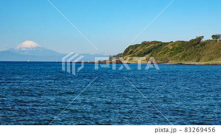 湘南三浦半島の相模湾の神奈川県三浦市横須賀市に跨る和田長浜の秋 83269456