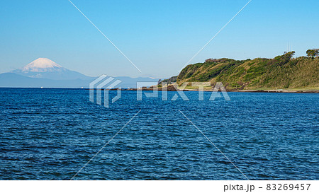 湘南三浦半島の相模湾の神奈川県三浦市横須賀市に跨る和田長浜の秋 83269457