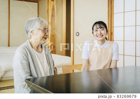 高齢者女性と話す女性スタッフ 高齢者女性と話す女性スタッフ 83269679