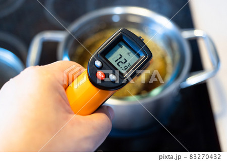 measuring temperature in water bath by thermometer 83270432