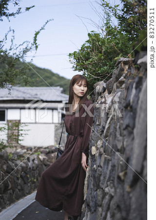 散策する女性 散策する女性 83270511
