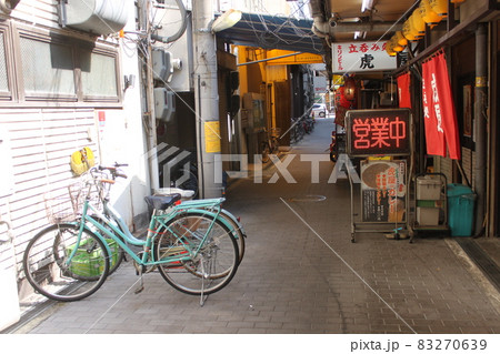 堺市堺東駅前銀座通り路地裏飲み屋街 83270639