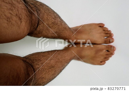 毛深い日本人男性の足 83270771