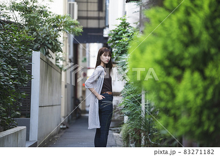 街を散策する女性 街を散策する女性 83271182