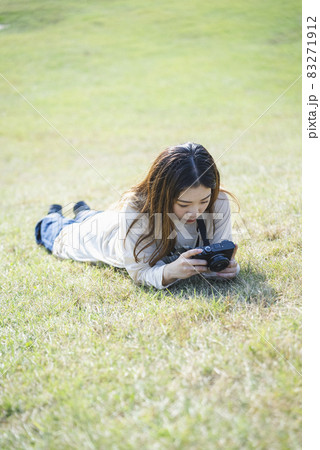 公園を散策するカメラ女子 83271912