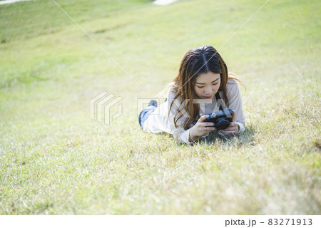公園を散策するカメラ女子 公園を散策するカメラ女子 83271913