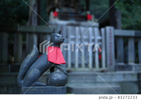 埼玉県東松山市の箭弓稲荷神社境内の狛狐 83272233